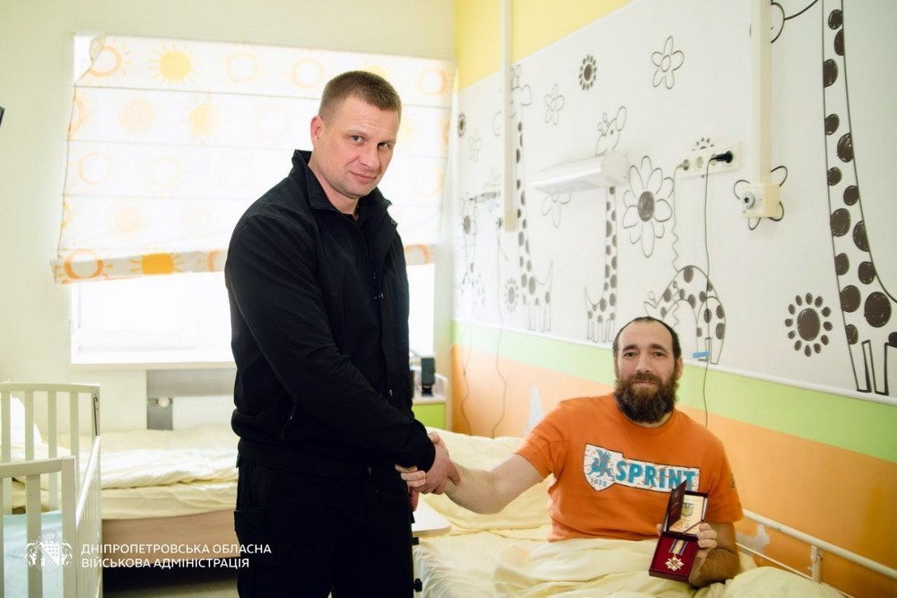 Поранені енергетики з Нікополя і Дніпра отримали ордени «За мужність» ІІІ ступеня