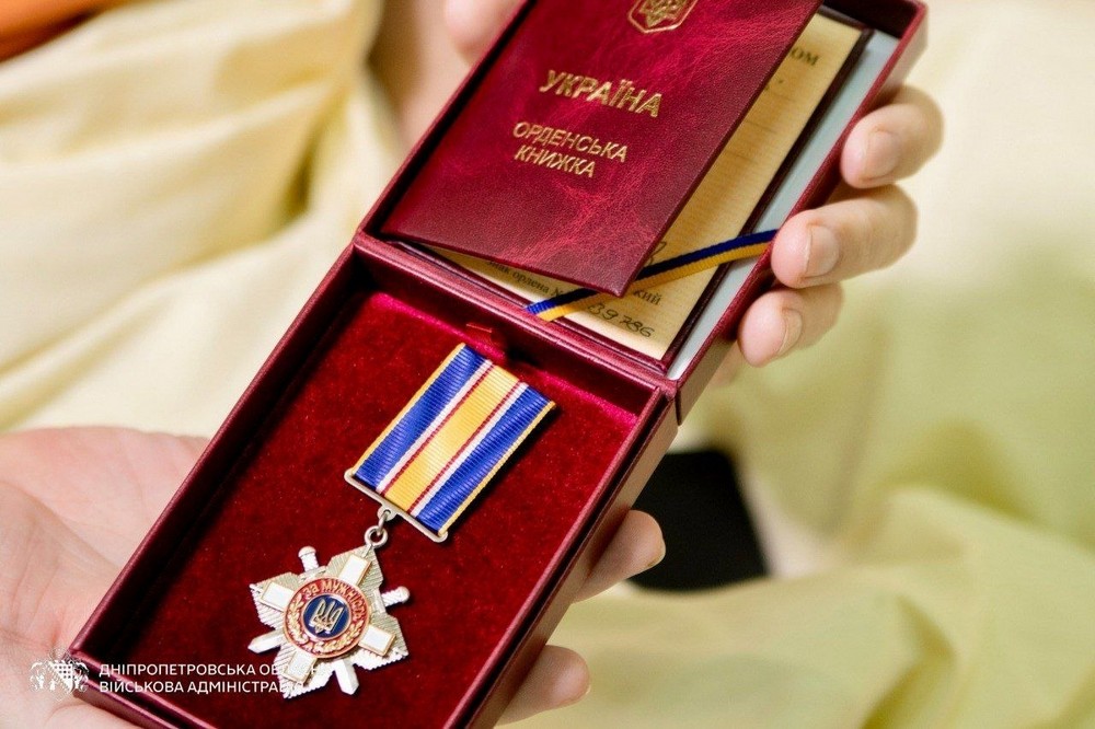 Поранені енергетики з Нікополя і Дніпра отримали ордени «За мужність» ІІІ ступеня