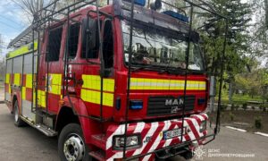 У Марганці ворог тричі вдарив по авто рятувальників під час руху на виклик