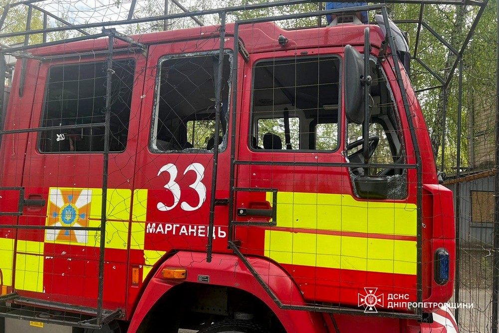 У Марганці ворог тричі вдарив по авто рятувальників під час руху на виклик (фото)