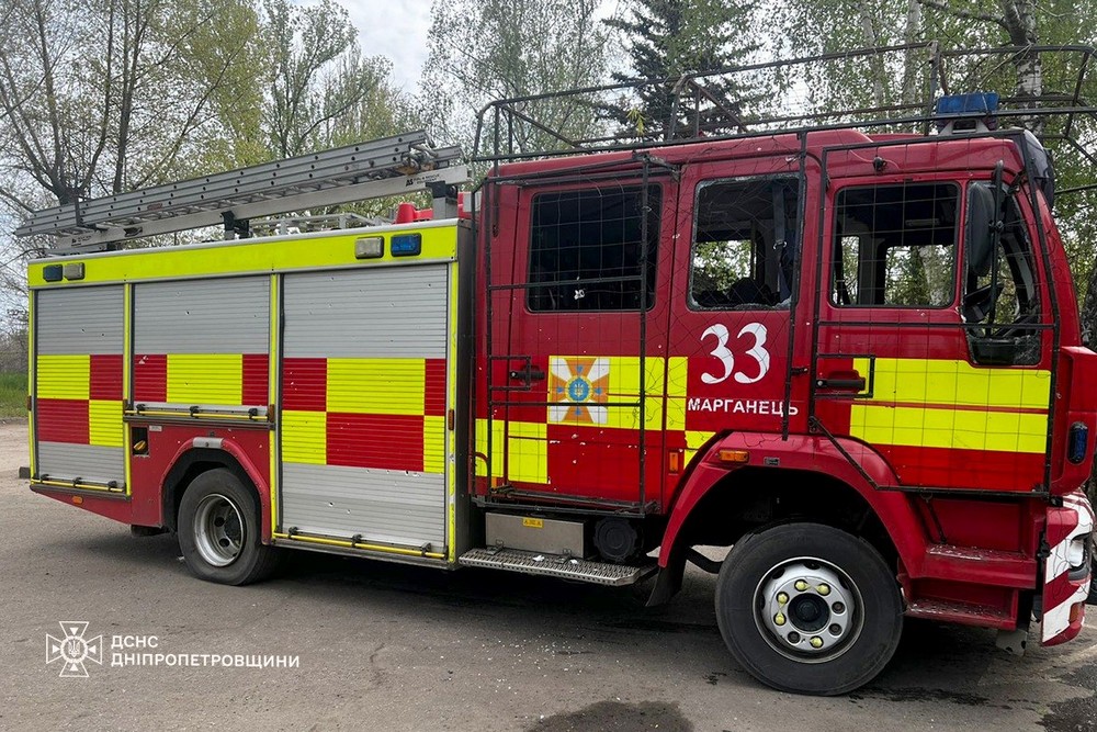 У Марганці ворог тричі вдарив по авто рятувальників під час руху на виклик (фото)