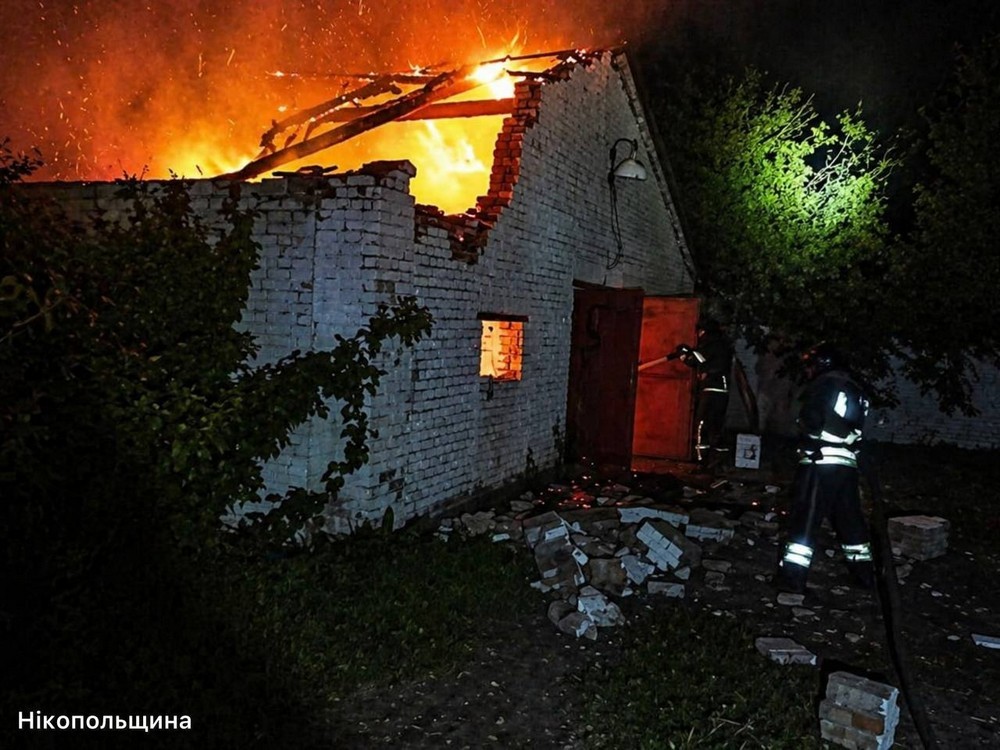 Спалахнули АЗС і будівля, побито будинки: Нікополь і район знову були під ворожим вогнем