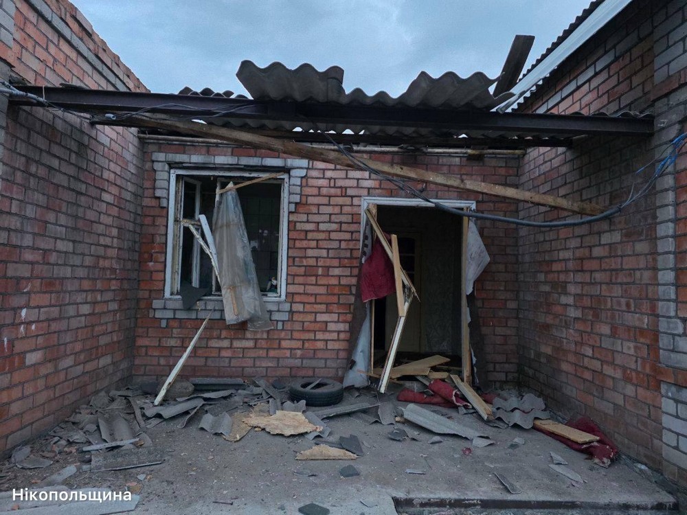 Спалахнули АЗС і будівля, побито будинки: Нікополь і район знову були під ворожим вогнем