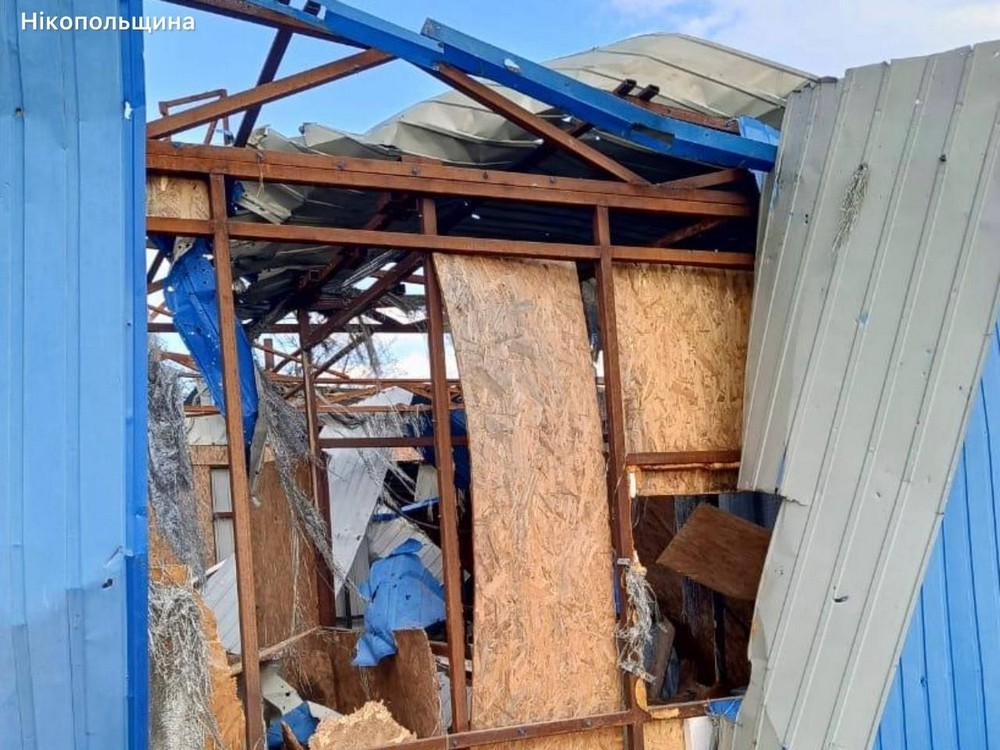 Спалахнули АЗС і будівля, побито будинки: Нікополь і район знову були під ворожим вогнем