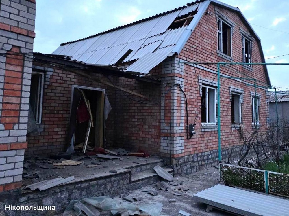 Спалахнули АЗС і будівля, побито будинки: Нікополь і район знову були під ворожим вогнем