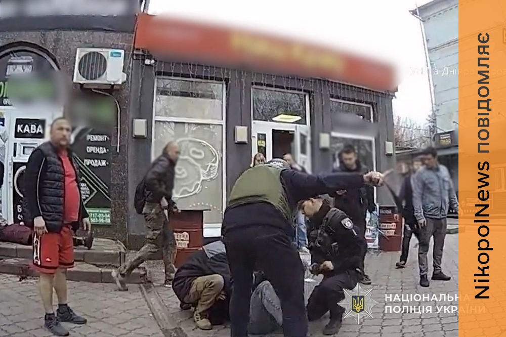 Перші хвилини після удару FPV-дроном по авто у центрі Нікополя 31 березня: поліцейські евакуювали поранених до лікарні (фото, відео) 1 у Нікополі 4