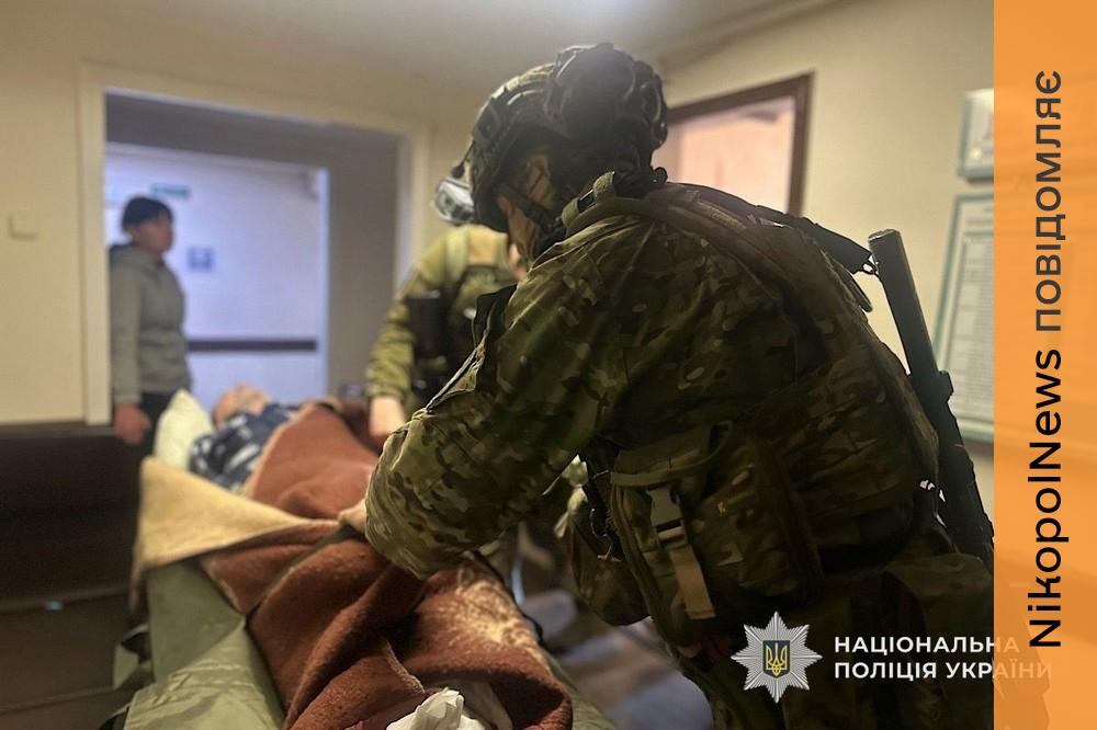 Вже виїджав, але повернувся... З обстріляного Нікополя евакуювали чоловіка та літнє подружжя (відео) 1 з Нікополя 3