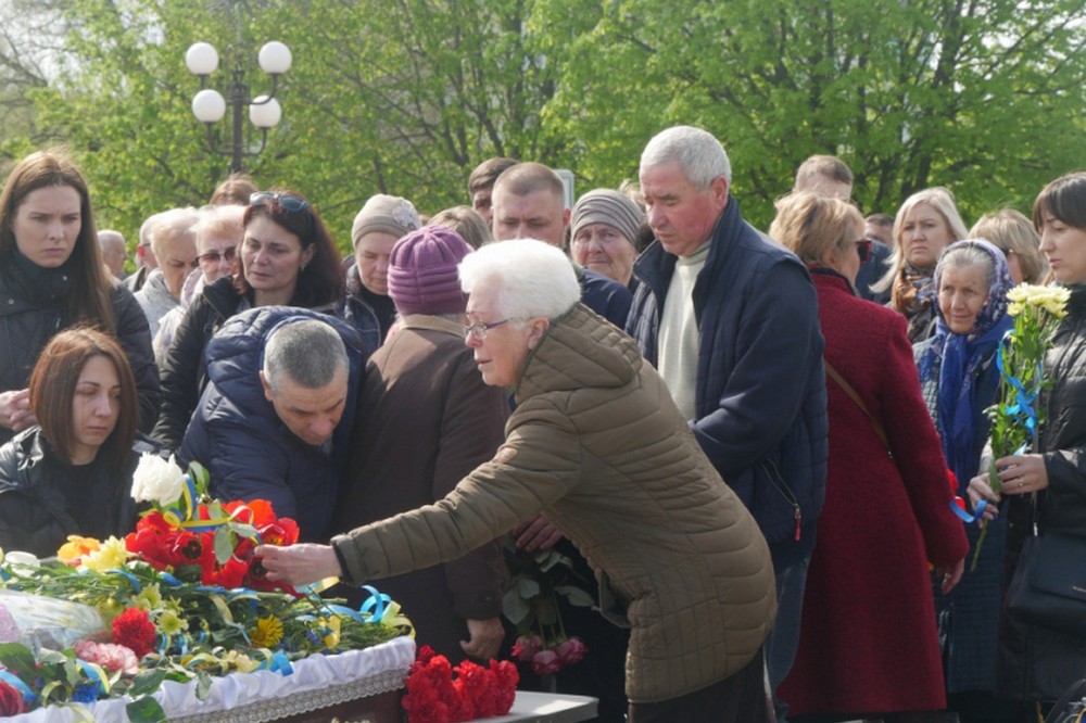 Провести земляка в останню путь та підтримати рідних на бульвар Шевченка прийшли представники влади, побратими, колеги, близькі, знайомі та небайдужі мешканці. Схиливши голови в скорботі люди ставали на коліна, утворивши “живий коридор” пошани.