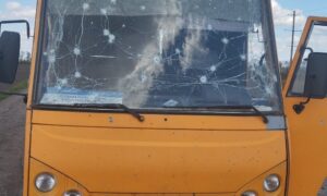 Вивів з салону і наказав лягти на землю: на Нікопольщині дрон атакував автобус Гуманітарної місії "Проліска"