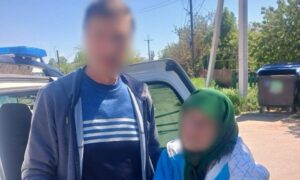 Блукала вулицею, всіяною оптоволокном та залишками дронів: у Нікополі патрульні допомогли 88-річній жінці (фото)