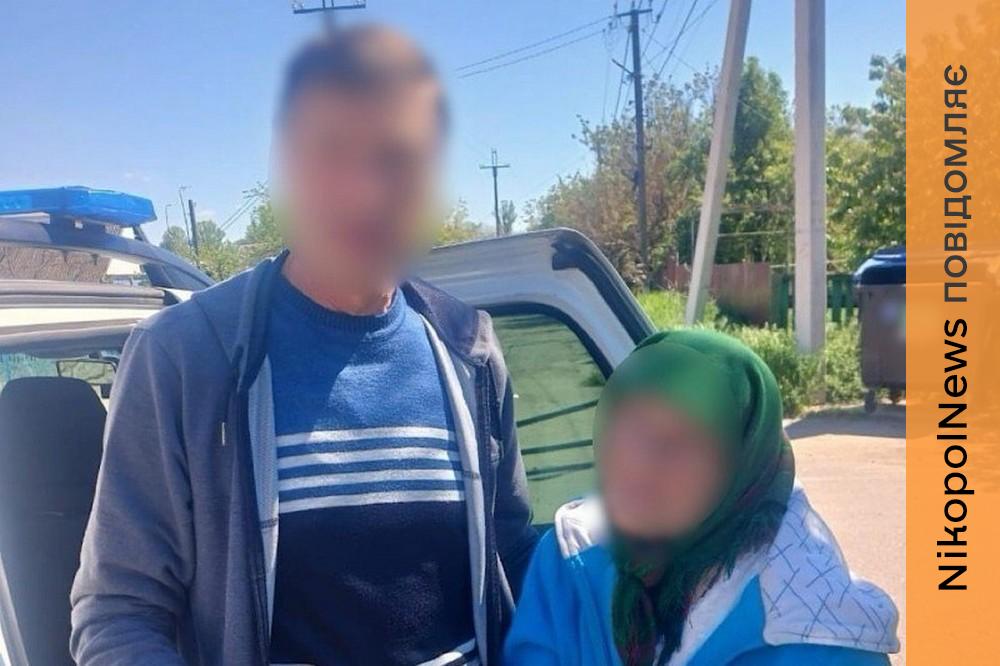 Блукала вулицею, всіяною оптоволокном та залишками дронів: у Нікополі патрульні допомогли 88-річній жінці (фото)