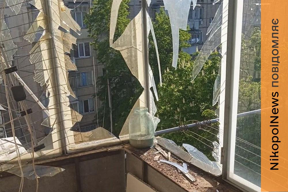 В епіцентрі вибуху на Нікопольщині опинилися троє чоловіків, в області є загиблий і 5 поранених – поліція про наслідки ворожих атак за добу (фото)