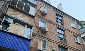 Ворог поцілив у будинок у центрі Нікополя – постраждали двоє людей: подробиці про обстріли Нікопольщини, Криворіжжя, Дніпра і Синельниківщини від поліції (фото)