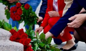 Через 100 років все повторюється… Сьогодні Дніпропетровщина вшановує пам’ять жертв політичних репресій (фото)