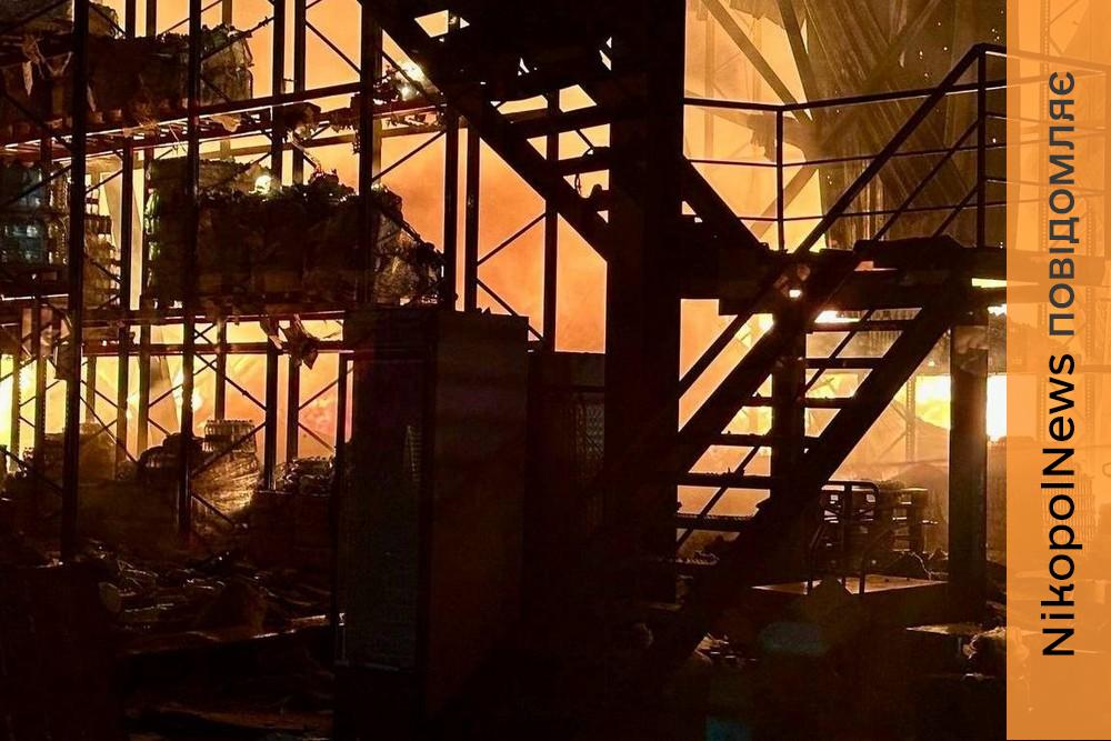 2 вбитих і 6 поранених, спалахнули склади з продуктами: Дніпро, Нікопольщина і Кам’янський район були під ударом ворога (фото)