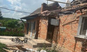 Жінка загинула на подвір’ї: подробиці про смертельний обстріл Нікопольщини та інші атаки на район і область розповіли у поліції – є поранені і руйнування (фото)