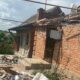 Жінка загинула на подвір’ї: подробиці про смертельний обстріл Нікопольщини та інші атаки на район і область розповіли у поліції – є поранені і руйнування (фото)