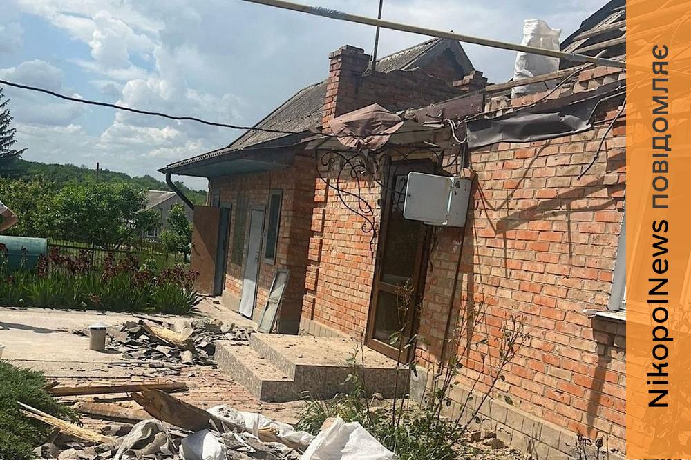 Жінка загинула на подвір’ї: подробиці про смертельний обстріл Нікопольщини та інші атаки на район і область розповіли у поліції – є поранені і руйнування (фото)