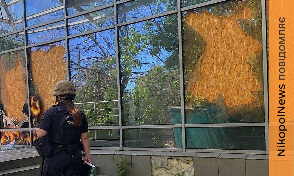 Ворожі дрони атакували два автобуси на Нікопольщині і п’ятиповерхівку: 16 поранених – поліція (фото)