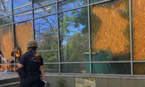 Ворожі дрони атакували два автобуси на Нікопольщині і п’ятиповерхівку: 16 поранених – поліція (фото)