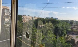 Поранений у Нікополі чоловік помер у лікарні: подробиці про обстріли міста і району розповіли у поліції (фото)