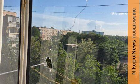 Поранений у Нікополі чоловік помер у лікарні: подробиці про обстріли міста і району розповіли у поліції (фото)