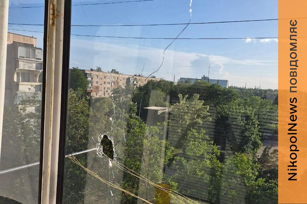 Поранений у Нікополі чоловік помер у лікарні: подробиці про обстріли міста і району розповіли у поліції (фото)