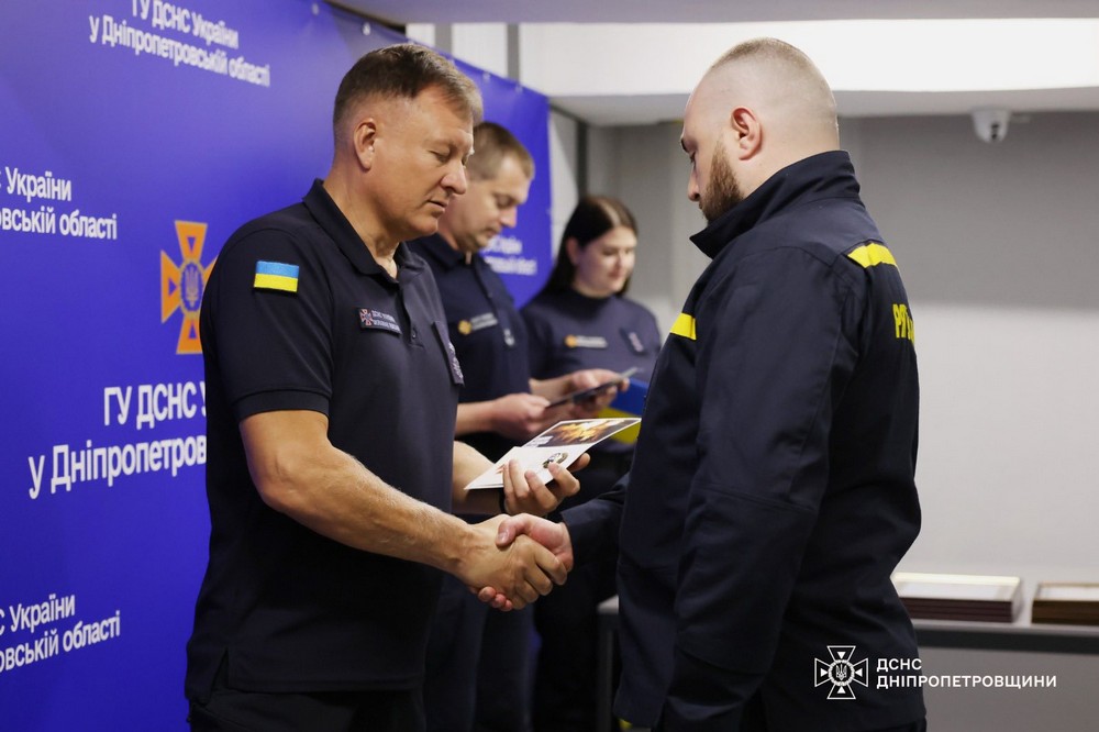 14 рятувальників Дніпропетровщини отримали нагороди та відзнаки 2 14 рятувальників Дніпропетровщини отримали нагороди та відзнаки 2