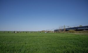 «Дивіться, збивають дрон!»: пасажирка потягу Львів-Дніпро розповіла про евакуацію у день, коли «Шахед» вдарив біля автобусу з дітьми
