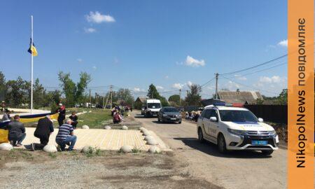 Утворили живий коридор від траси до Алеї Слави: на Нікопольщині провели в останню путь полеглого Героя (фото)