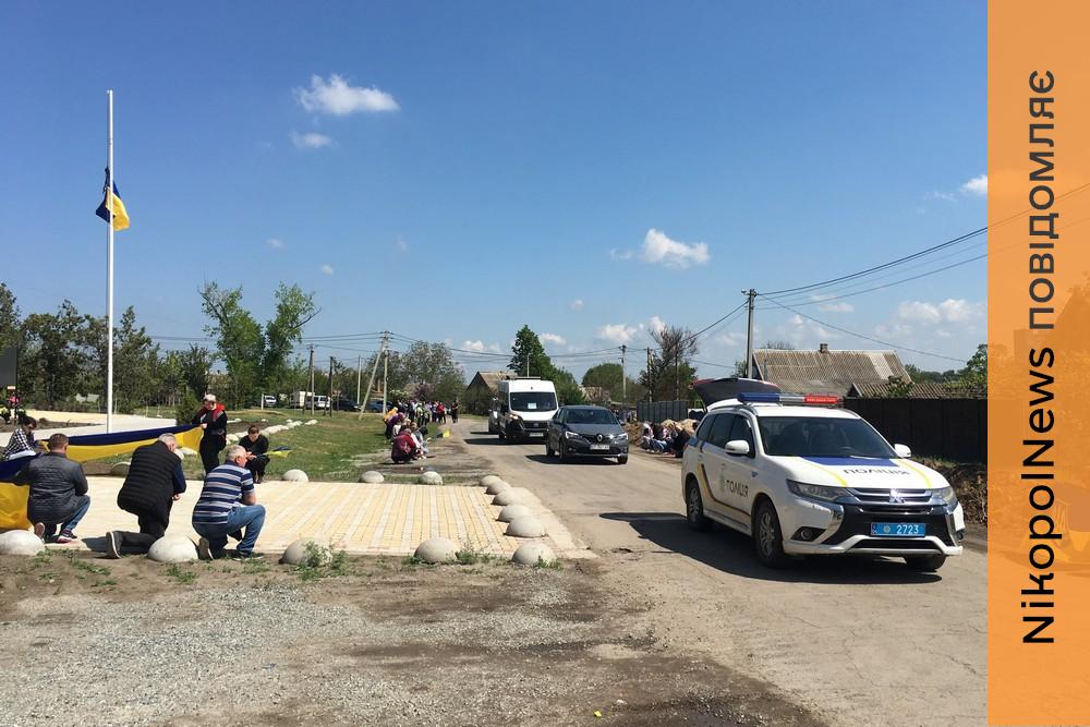 Утворили живий коридор від траси до Алеї Слави: на Нікопольщині провели в останню путь полеглого Героя (фото)