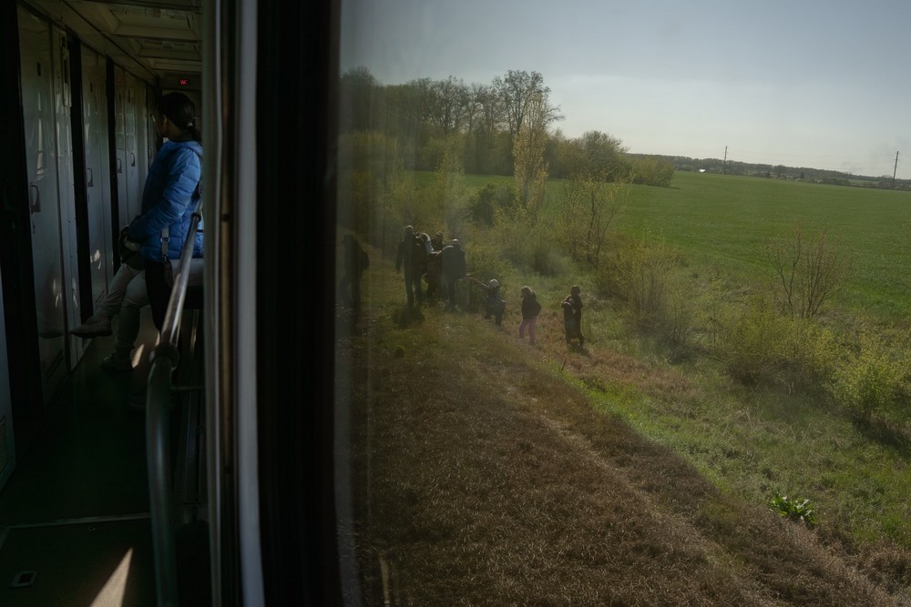 «Дивіться, збивають дрон!»: пасажирка потягу Львів-Дніпро розповіла про евакуацію у день, коли «Шахед» вдарив біля автобусу з дітьми