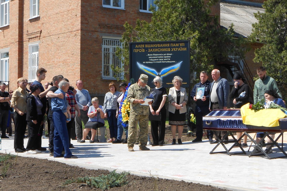 Утворили живий коридор від траси до Алеї Слави: на Нікопольщині провели в останню путь полеглого Героя (фото) Утворили живий коридор від траси до Алеї Слави: на Нікопольщині провели в останню путь полеглого Героя (фото)