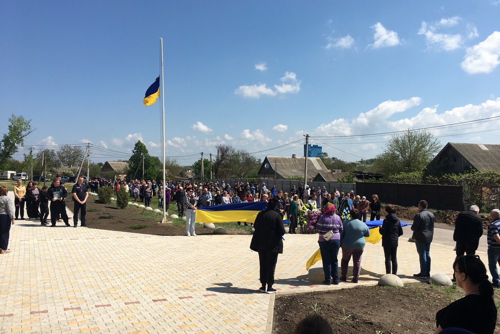 Утворили живий коридор від траси до Алеї Слави: на Нікопольщині провели в останню путь полеглого Героя (фото) Утворили живий коридор від траси до Алеї Слави: на Нікопольщині провели в останню путь полеглого Героя (фото)