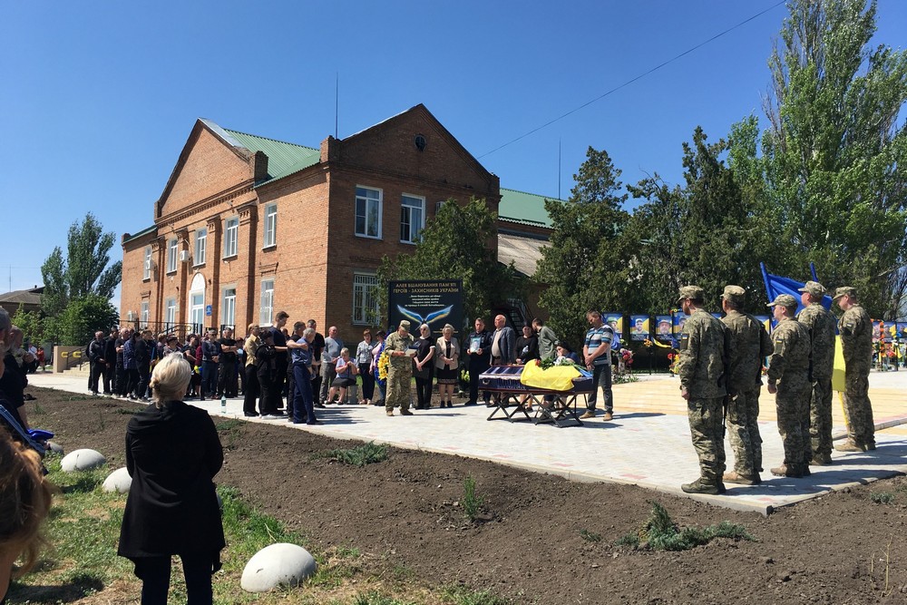 Утворили живий коридор від траси до Алеї Слави: на Нікопольщині провели в останню путь полеглого Героя (фото) Утворили живий коридор від траси до Алеї Слави: на Нікопольщині провели в останню путь полеглого Героя (фото)