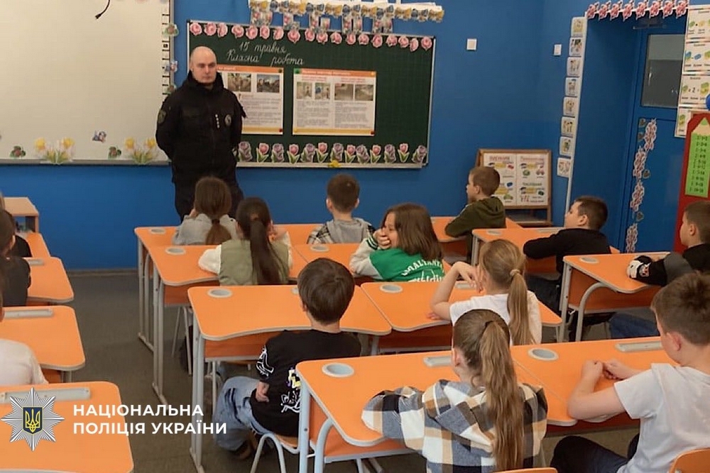 Безпечна дорога для дітей: у Нікопольському районі поліцейські провели профілактичні бесіди зі школярами