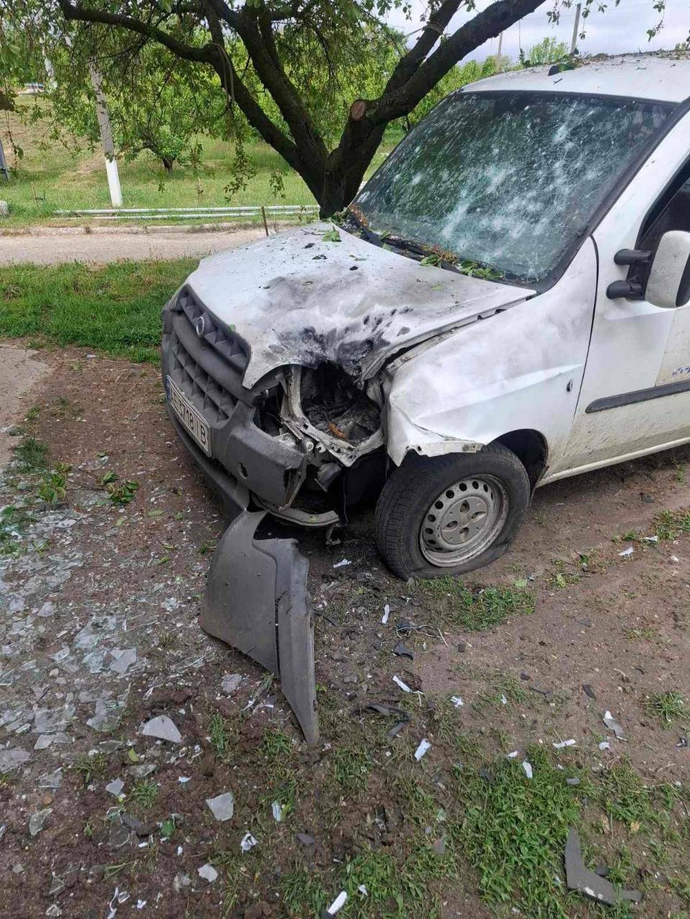 У Нікополі є поранені, побиті дві АЗС, стоянки, 19 автівок і адмінбудівля у районі, також під ударом ворога були Дніпровський, Криворізький і Синельниківський райони (фото)