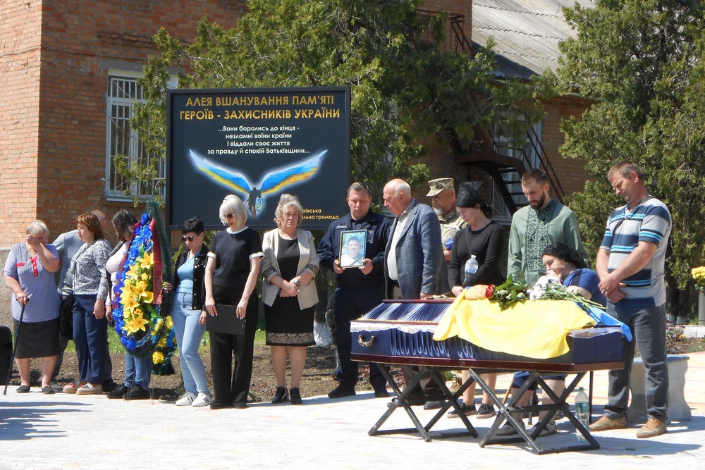 Утворили живий коридор від траси до Алеї Слави: на Нікопольщині провели в останню путь полеглого Героя (фото) Утворили живий коридор від траси до Алеї Слави: на Нікопольщині провели в останню путь полеглого Героя (фото)