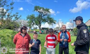 Безпечна дорога для дітей: у Нікопольському районі поліцейські провели профілактичні бесіди зі школярами