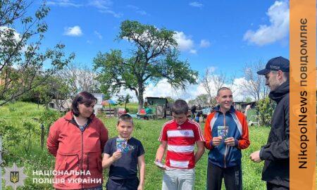 Безпечна дорога для дітей: у Нікопольському районі поліцейські провели профілактичні бесіди зі школярами