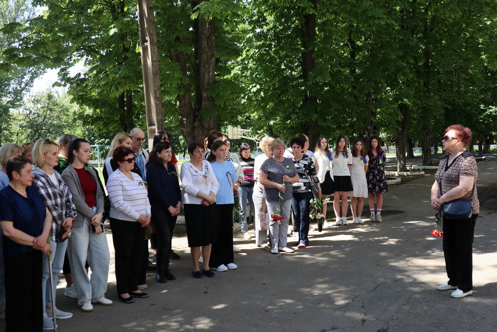 Мав ролі у серіалах і фільмах: у Покрові сьогодні відкрили меморіальну дошку полеглому Захиснику (фото)
