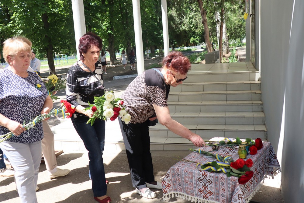 Мав ролі у серіалах і фільмах: у Покрові сьогодні відкрили меморіальну дошку полеглому Захиснику (фото)
