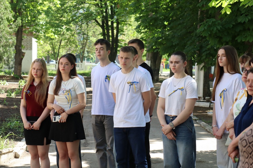 Мав ролі у серіалах і фільмах: у Покрові сьогодні відкрили меморіальну дошку полеглому Захиснику (фото)