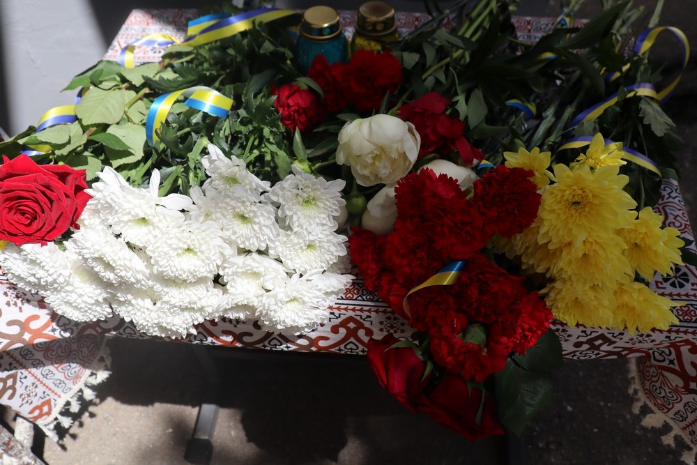 Мав ролі у серіалах і фільмах: у Покрові сьогодні відкрили меморіальну дошку полеглому Захиснику (фото)