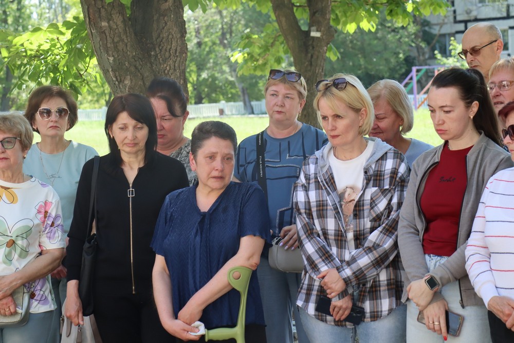 Мав ролі у серіалах і фільмах: у Покрові сьогодні відкрили меморіальну дошку полеглому Захиснику (фото)