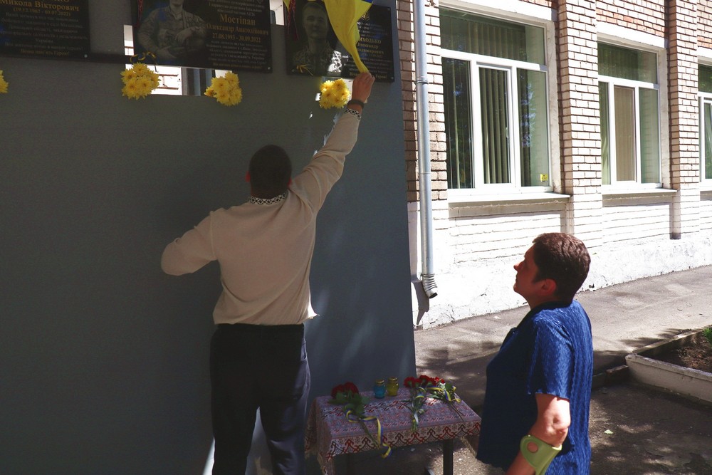 Мав ролі у серіалах і фільмах: у Покрові сьогодні відкрили меморіальну дошку полеглому Захиснику (фото)