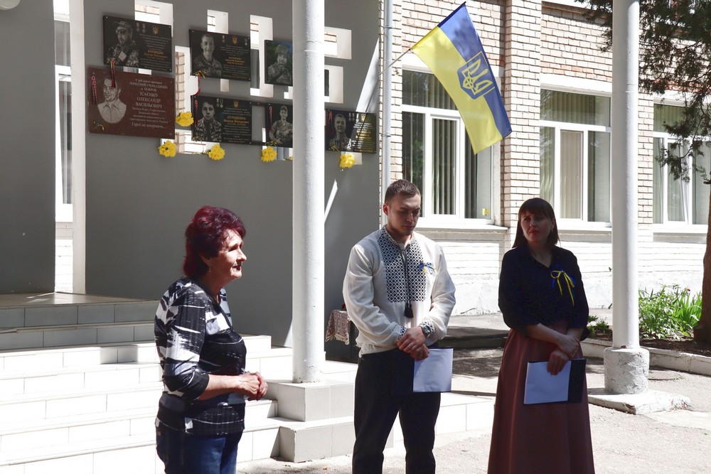 Мав ролі у серіалах і фільмах: у Покрові сьогодні відкрили меморіальну дошку полеглому Захиснику (фото)