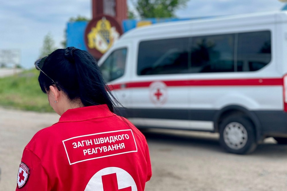 Нікопольські волонтери вивезли жінку з її чотирилапими улюбленицями з прибережної зони: куди звертатися (фото)