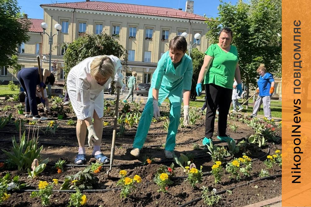 «Життя продовжує квітнути попри все»: у Нікополі територію дитячої лікарні перетворили на квітучий простір (фото)