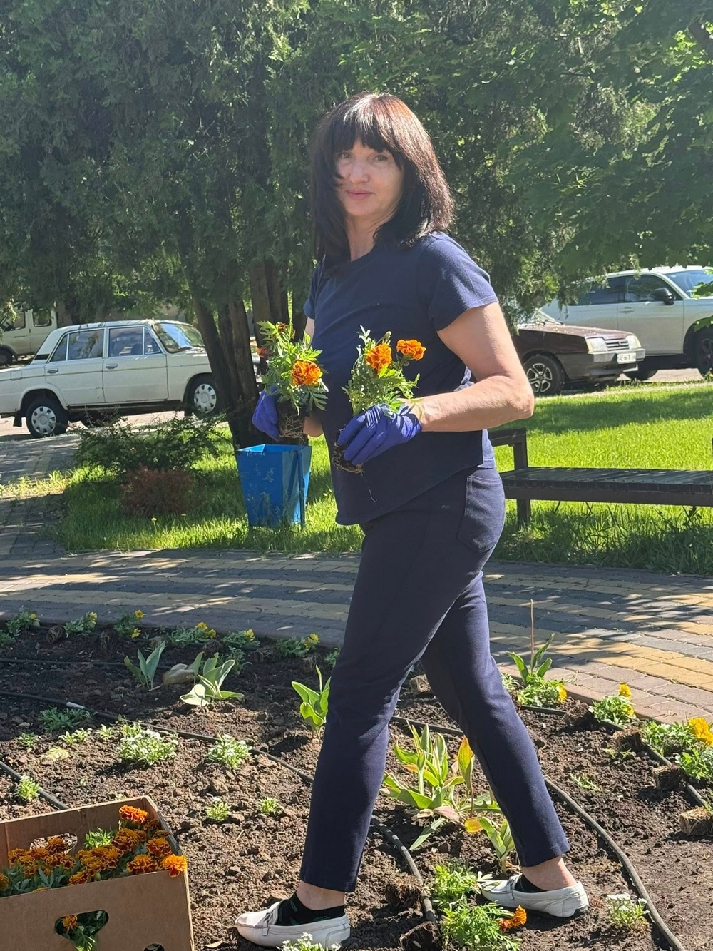 «Життя продовжує квітнути попри все»: у Нікополі територію дитячої лікарні перетворили на квітучий простір (фото)
